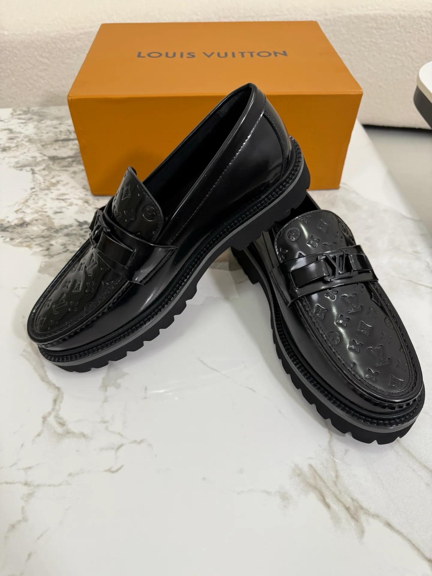 [L Family] Top P: 800💰 ▪️Size: 39-44 (38.45 custom-made) The top male god leather shoes Lv series are sold at the same time with original factory configuration, original cowhide fabric imported from Italy, soft and comfortable, imported water-dyed cow lining, soles: original ultra-light French foam outsole super comfortable, original factory with single goods 🔍🔍high quality, can be entered and exited at will, welcome to compare and synchronize.